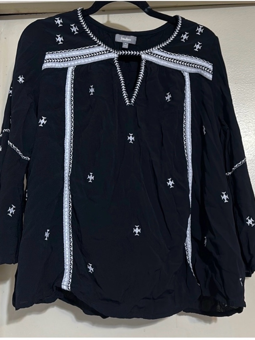 Neiman Marcus keyhole embroidered top
